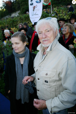 De Romy Schneider A Sarah Biasini Hugues Aufray Et Sa Jeune Compagne Complices De Sarah Biasini A Montmartre